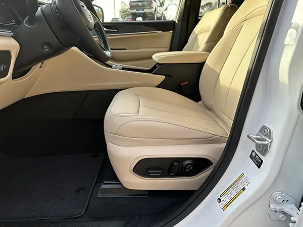 2025 Grand Cherokee front seats